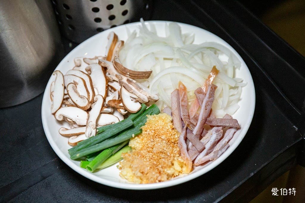 桃園青埔東東石頭火鍋評價？麻油爆炒，近華泰名品城宵夜鍋物推薦