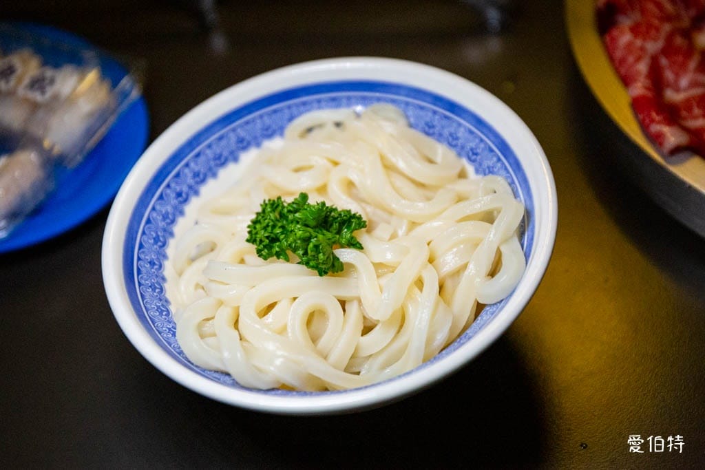 桃園青埔東東石頭火鍋評價？麻油爆炒，近華泰名品城宵夜鍋物推薦