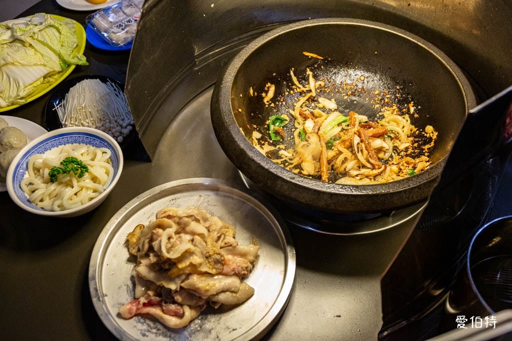 桃園青埔東東石頭火鍋評價？麻油爆炒，近華泰名品城宵夜鍋物推薦