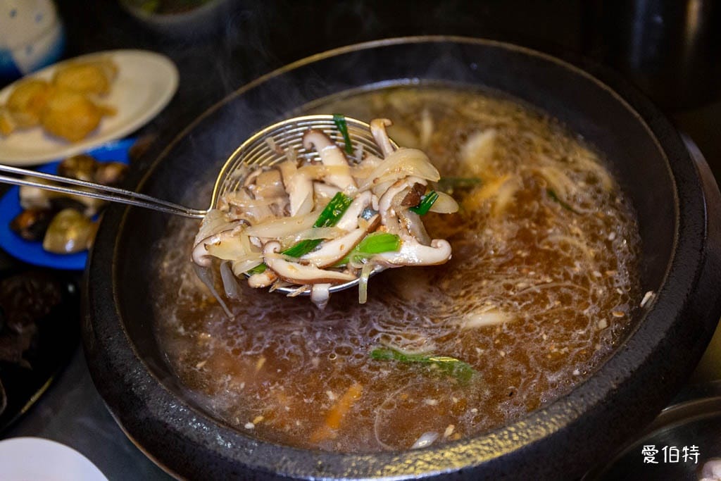 桃園青埔東東石頭火鍋評價？麻油爆炒，近華泰名品城宵夜鍋物推薦