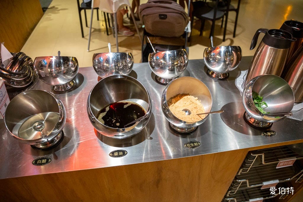 桃園青埔東東石頭火鍋評價？麻油爆炒，近華泰名品城宵夜鍋物推薦
