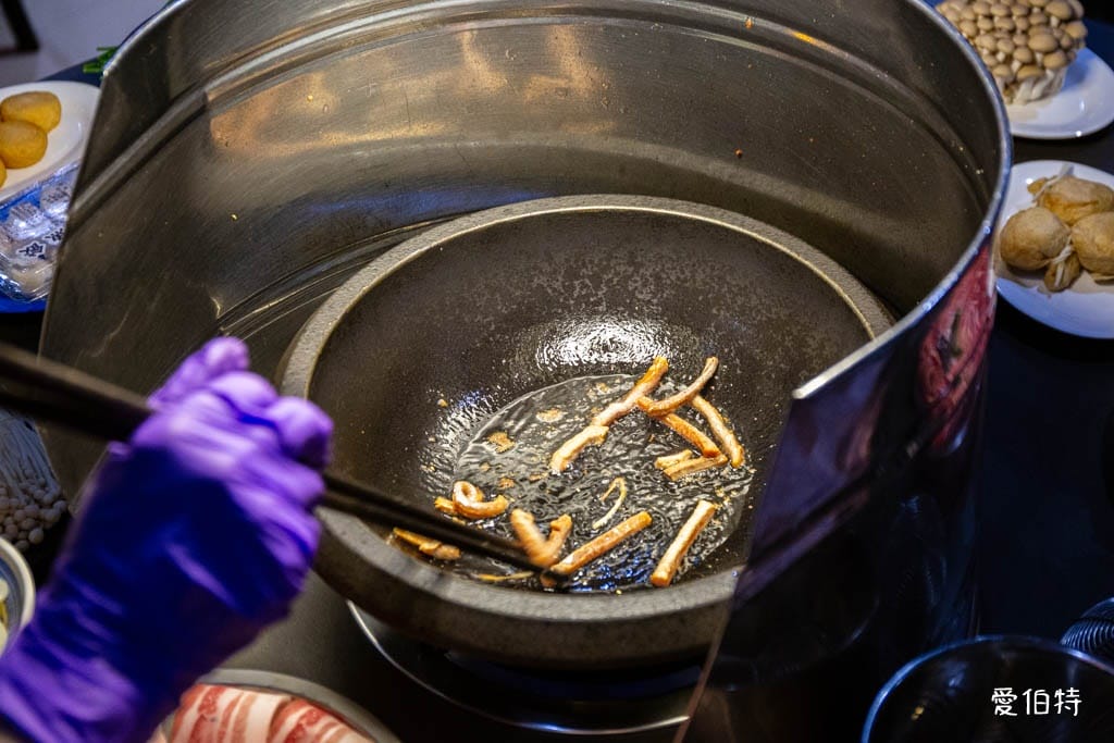 桃園青埔東東石頭火鍋評價？麻油爆炒，近華泰名品城宵夜鍋物推薦