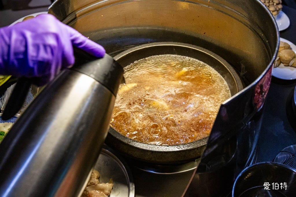 桃園青埔東東石頭火鍋評價？麻油爆炒，近華泰名品城宵夜鍋物推薦