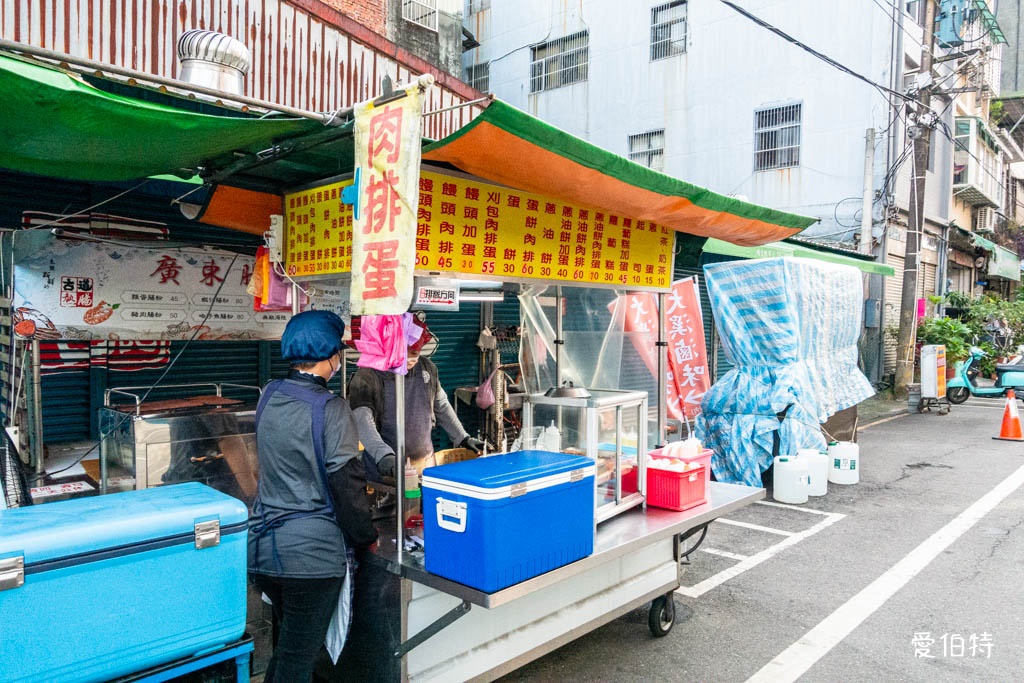 桃園龜山後街早餐推薦|大飽包肉排蛋,份量超大味道夠吃完超滿足 @愛伯特