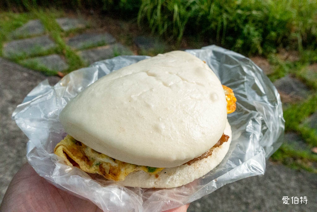 桃園龜山後街早餐推薦|大飽包肉排蛋,份量超大味道夠吃完超滿足 @愛伯特