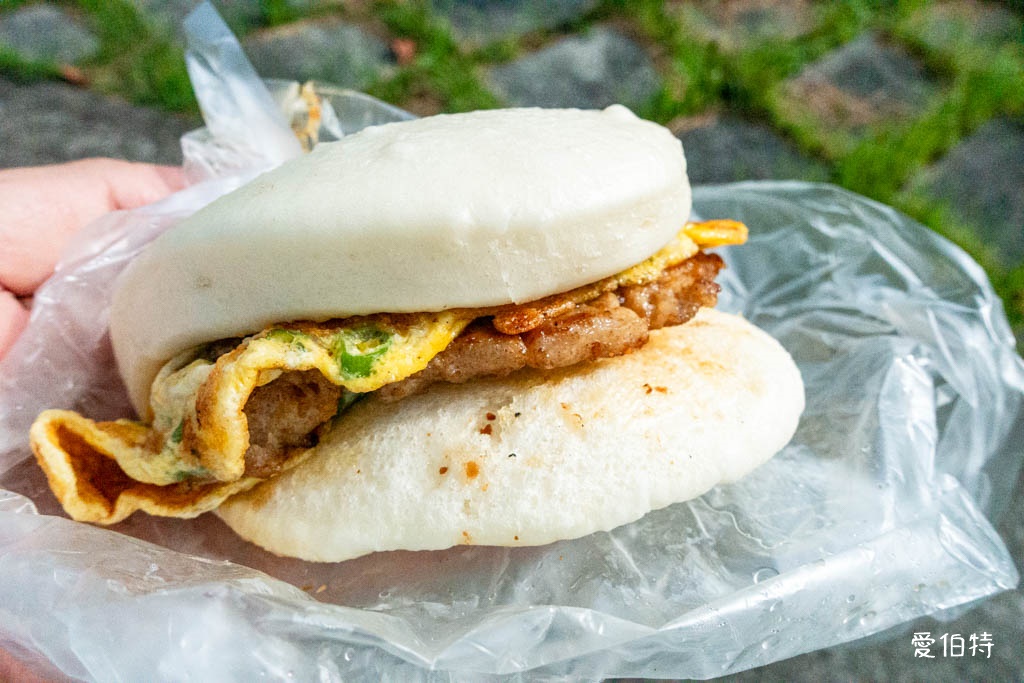 桃園龜山後街早餐推薦|大飽包肉排蛋,份量超大味道夠吃完超滿足 @愛伯特