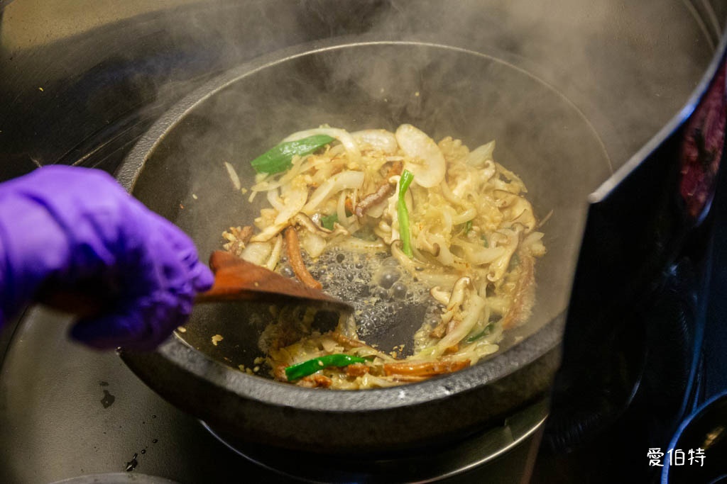 桃園青埔東東石頭火鍋評價？麻油爆炒，近華泰名品城宵夜鍋物推薦 @愛伯特