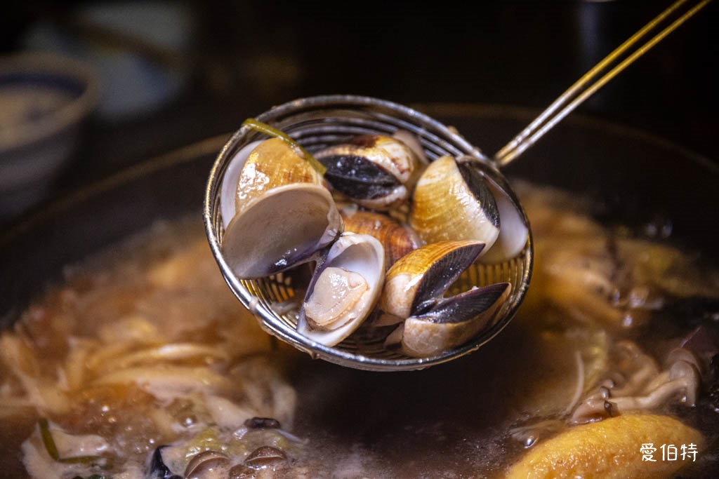 桃園青埔東東石頭火鍋評價?麻油爆炒,近華泰名品城宵夜鍋物推薦 @愛伯特