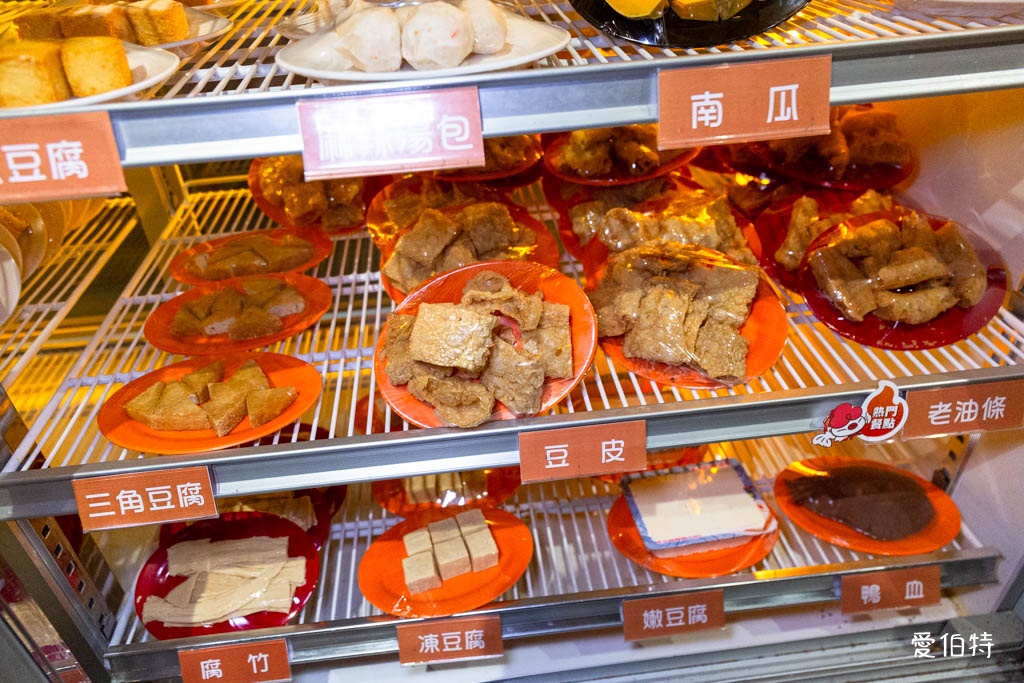 桃園青埔東東石頭火鍋評價?麻油爆炒,近華泰名品城宵夜鍋物推薦 @愛伯特