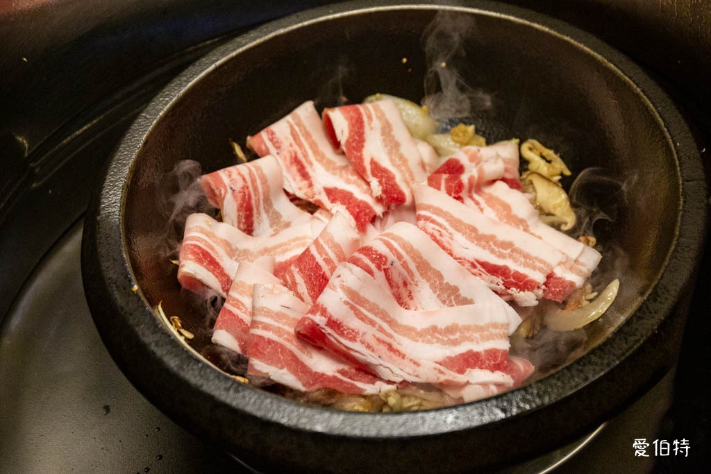 桃園青埔東東石頭火鍋評價?麻油爆炒,近華泰名品城宵夜鍋物推薦 @愛伯特