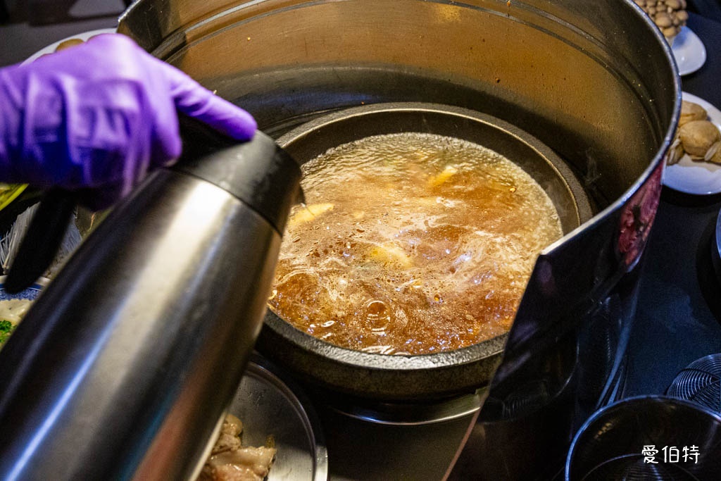 桃園青埔東東石頭火鍋評價?麻油爆炒,近華泰名品城宵夜鍋物推薦 @愛伯特