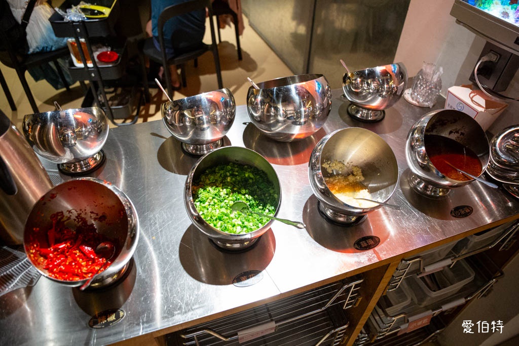 桃園青埔東東石頭火鍋評價？麻油爆炒，近華泰名品城宵夜鍋物推薦 @愛伯特