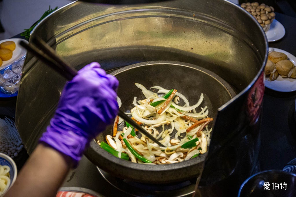 桃園青埔東東石頭火鍋評價?麻油爆炒,近華泰名品城宵夜鍋物推薦 @愛伯特