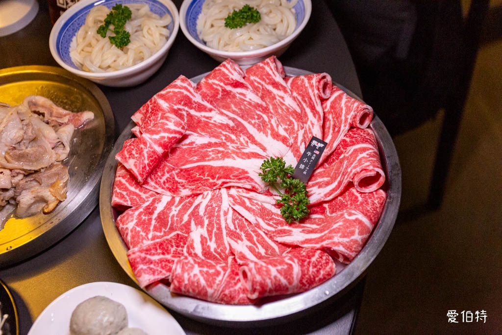 桃園青埔東東石頭火鍋評價?麻油爆炒,近華泰名品城宵夜鍋物推薦 @愛伯特