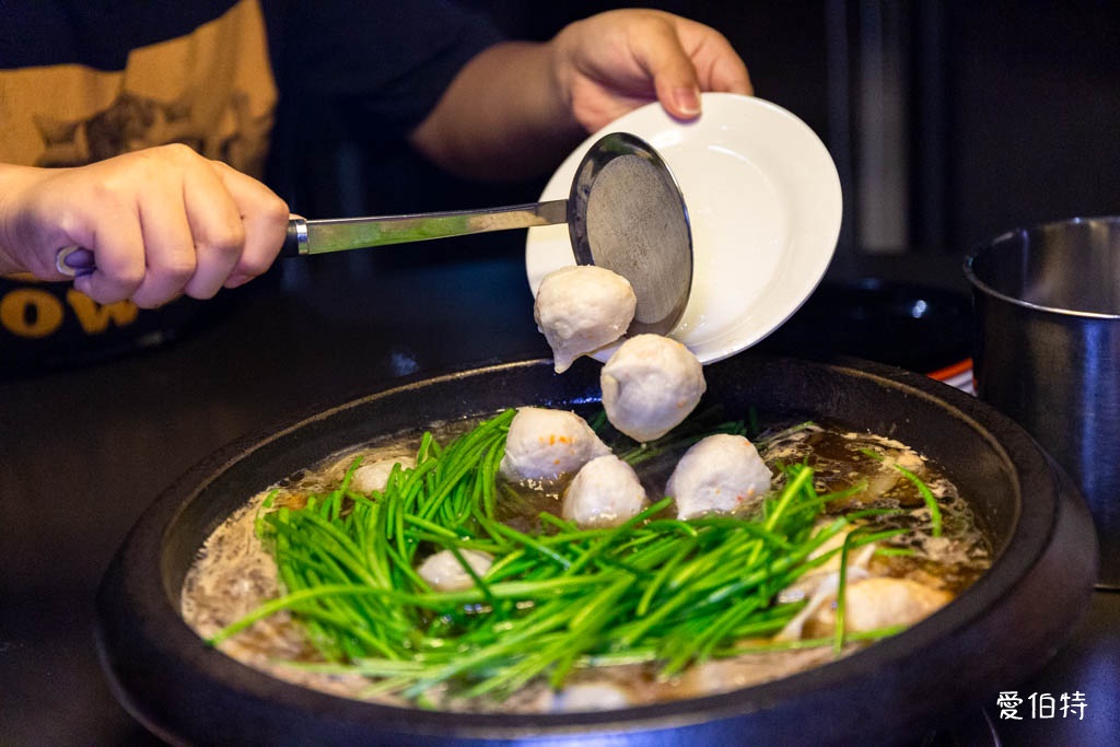 桃園青埔東東石頭火鍋評價?麻油爆炒,近華泰名品城宵夜鍋物推薦 @愛伯特
