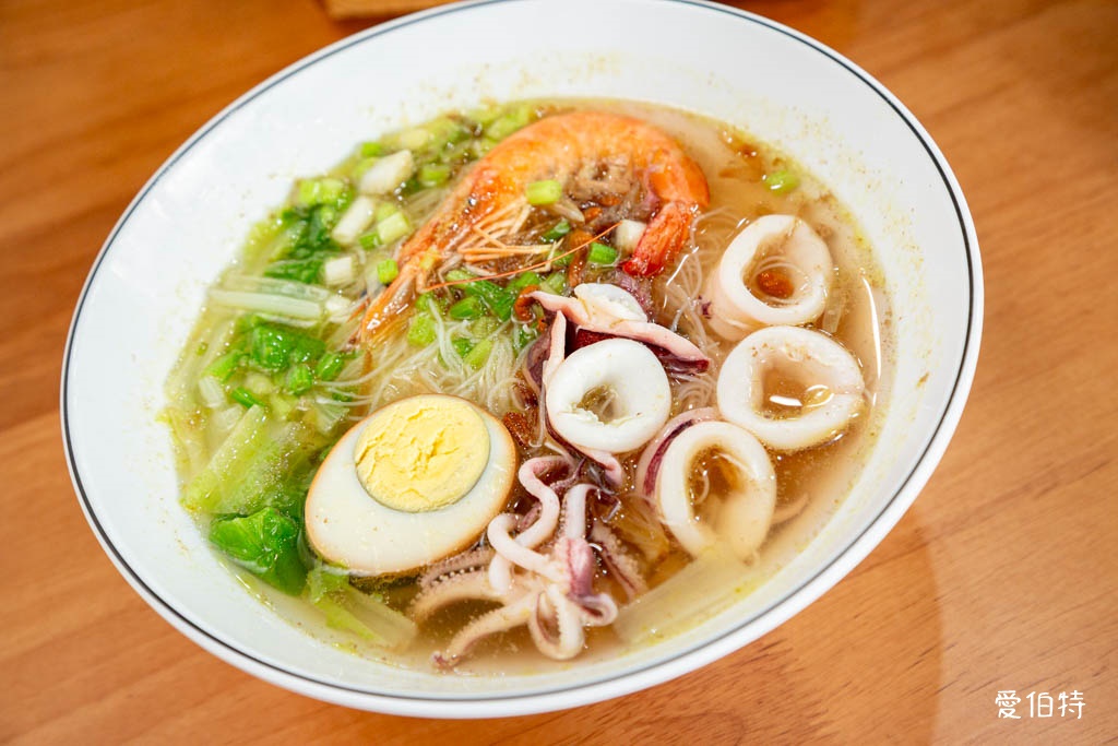 桃園藝文特區美食推薦｜金小蔥雞湯米粉，每日現熬鹿野土雞湯底 @愛伯特