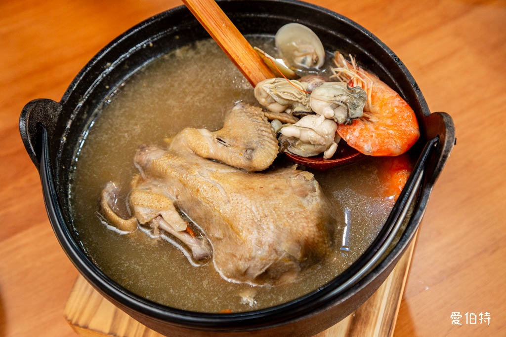 桃園藝文特區美食推薦｜金小蔥雞湯米粉，每日現熬鹿野土雞湯底 @愛伯特