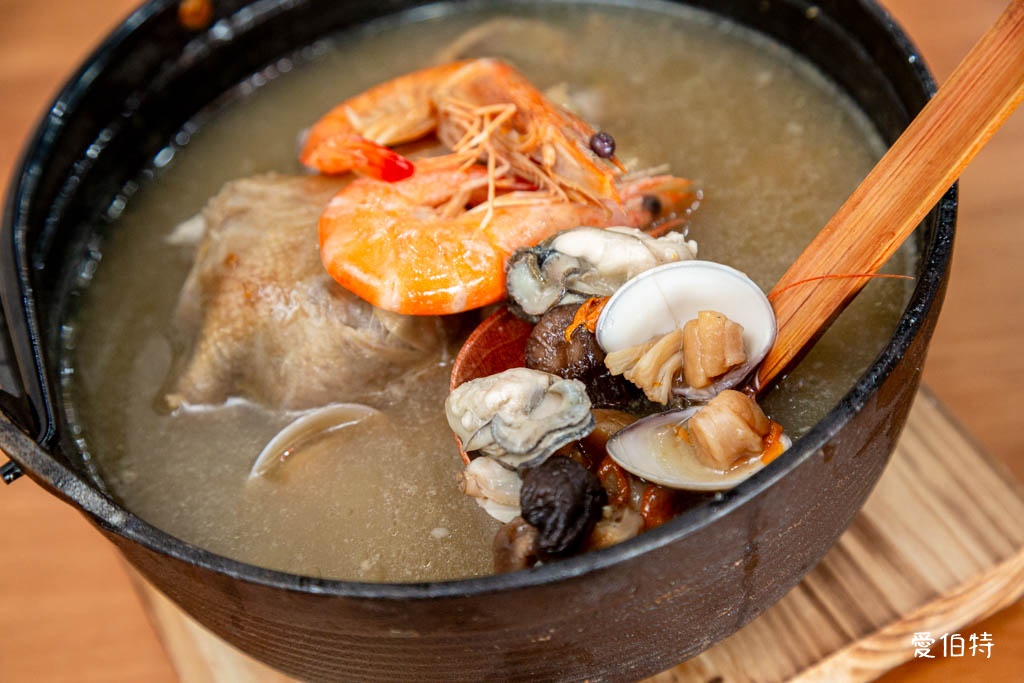 桃園藝文特區美食推薦｜金小蔥雞湯米粉，每日現熬鹿野土雞湯底 @愛伯特