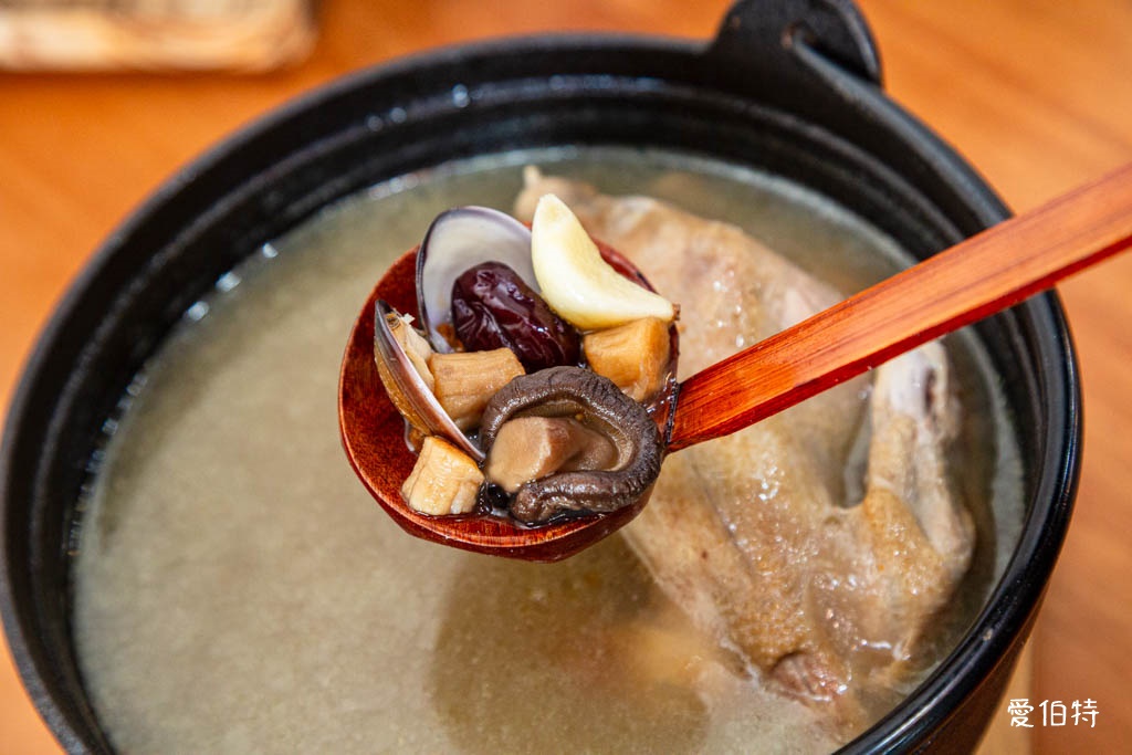 桃園藝文特區美食推薦｜金小蔥雞湯米粉，每日現熬鹿野土雞湯底 @愛伯特