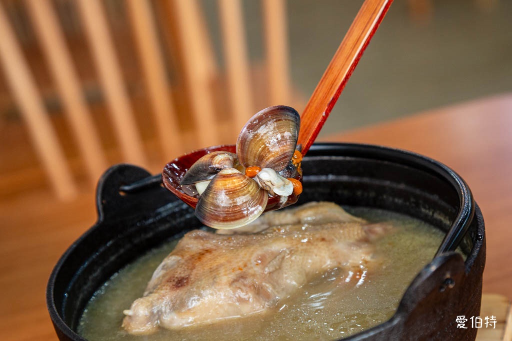 桃園藝文特區美食推薦｜金小蔥雞湯米粉，每日現熬鹿野土雞湯底 @愛伯特