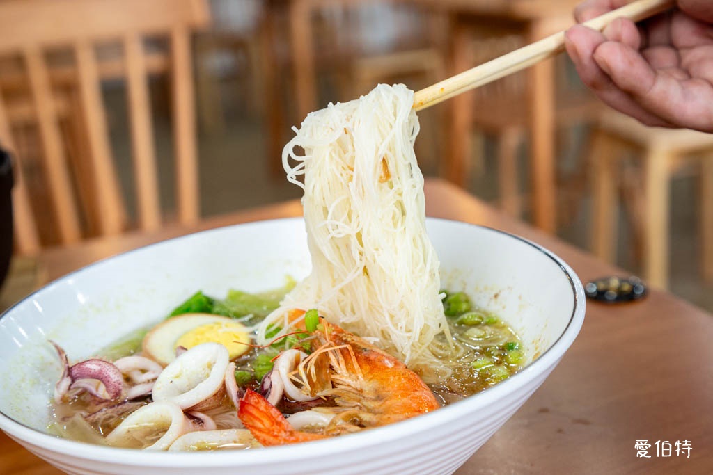 桃園藝文特區美食推薦｜金小蔥雞湯米粉，每日現熬鹿野土雞湯底 @愛伯特