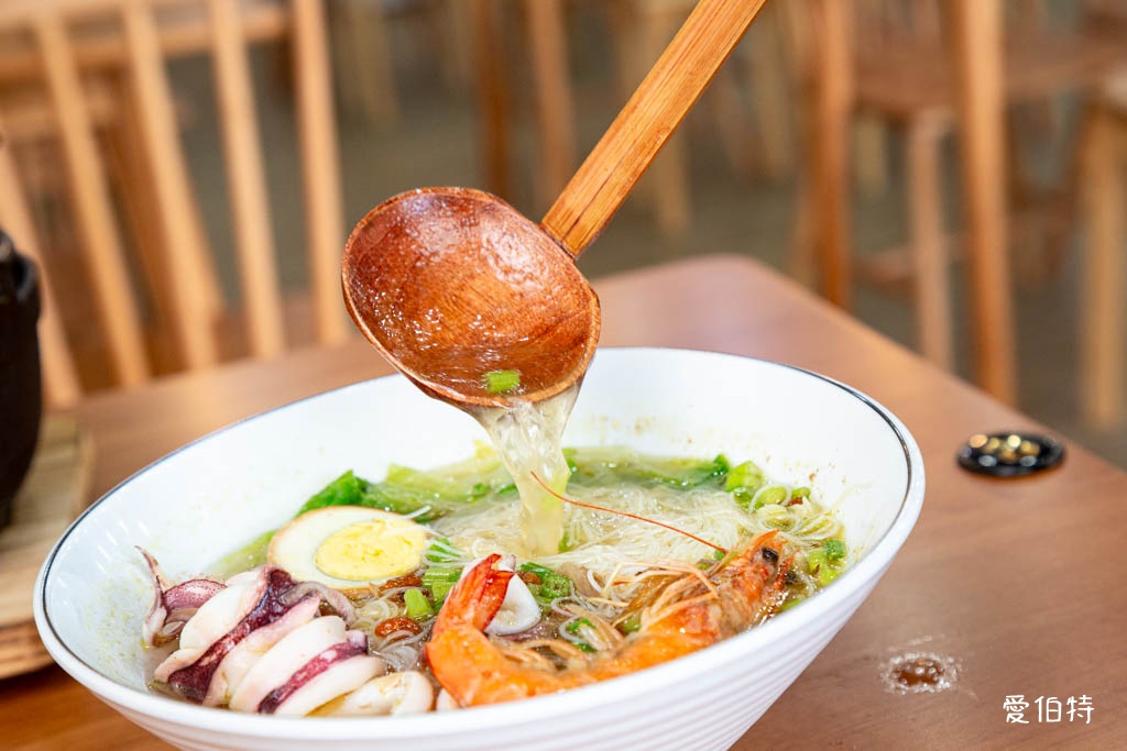 桃園藝文特區美食推薦｜金小蔥雞湯米粉，每日現熬鹿野土雞湯底 @愛伯特