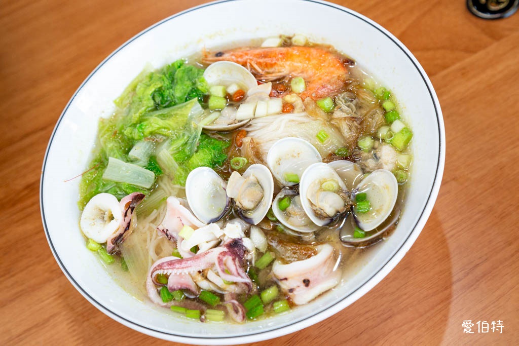 桃園藝文特區美食推薦｜金小蔥雞湯米粉，每日現熬鹿野土雞湯底 @愛伯特