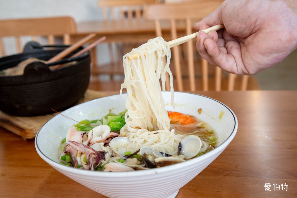 桃園藝文特區美食推薦｜金小蔥雞湯米粉，每日現熬鹿野土雞湯底 @愛伯特