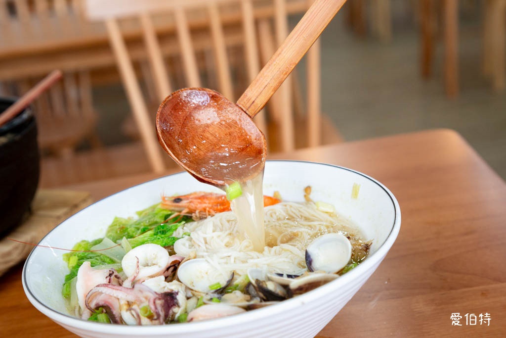 桃園藝文特區美食推薦｜金小蔥雞湯米粉，每日現熬鹿野土雞湯底 @愛伯特