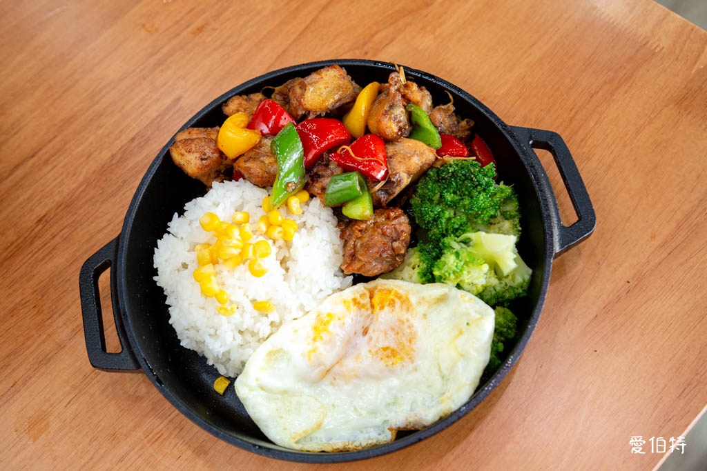 桃園藝文特區美食推薦｜金小蔥雞湯米粉，每日現熬鹿野土雞湯底 @愛伯特