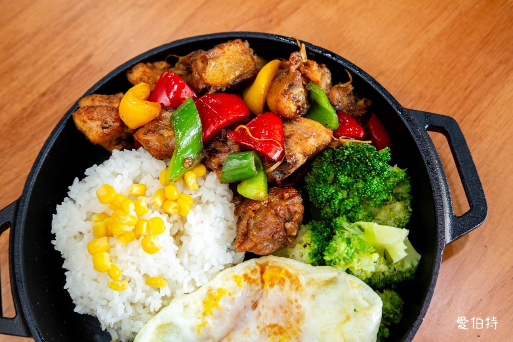 桃園藝文特區美食推薦｜金小蔥雞湯米粉，每日現熬鹿野土雞湯底 @愛伯特