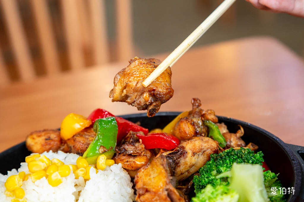 桃園藝文特區美食推薦｜金小蔥雞湯米粉，每日現熬鹿野土雞湯底 @愛伯特