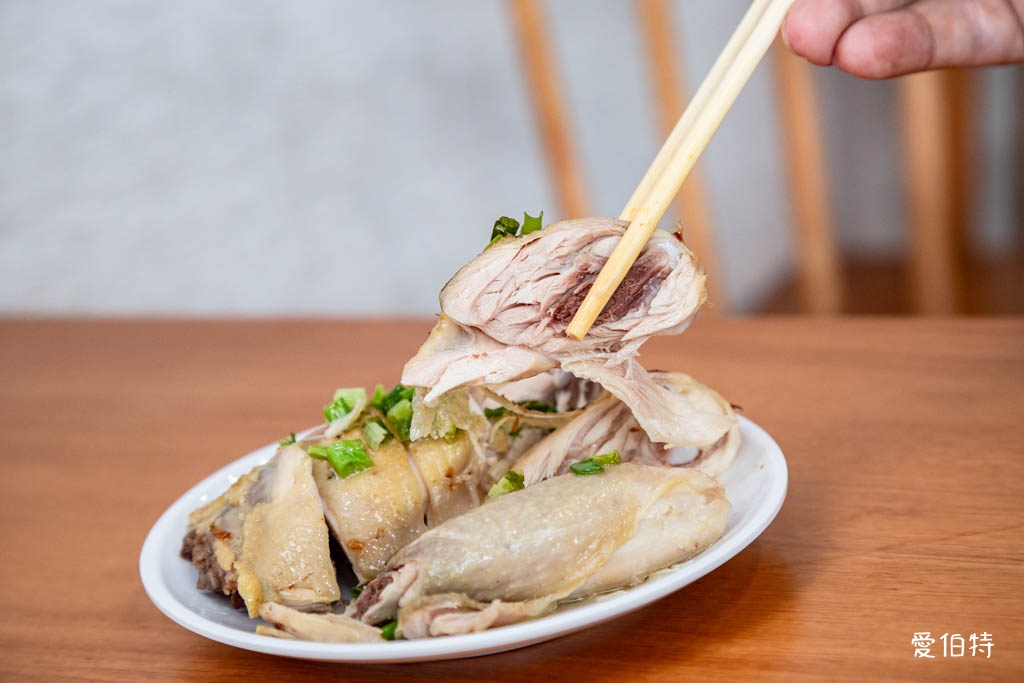 桃園藝文特區美食推薦｜金小蔥雞湯米粉，每日現熬鹿野土雞湯底 @愛伯特