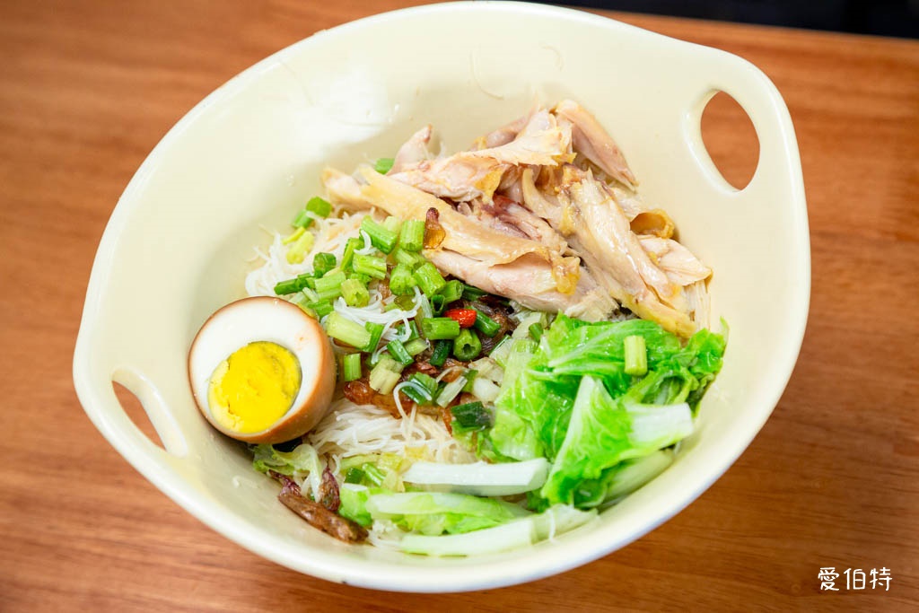 桃園藝文特區美食推薦｜金小蔥雞湯米粉，每日現熬鹿野土雞湯底 @愛伯特