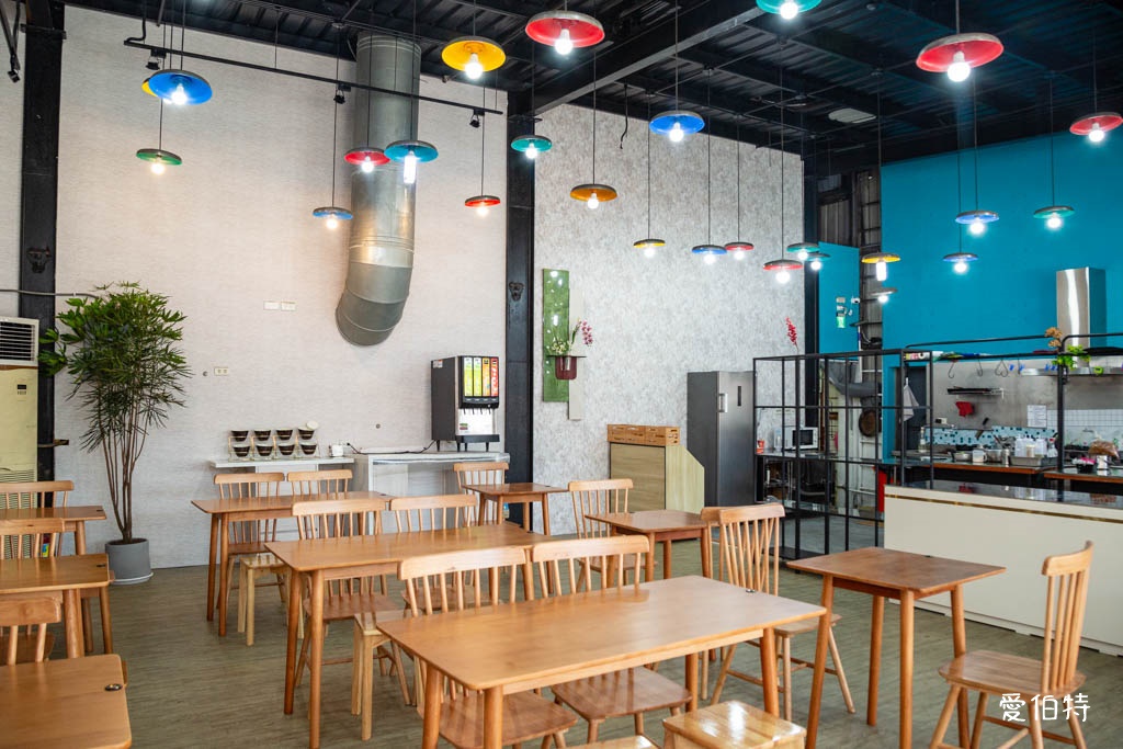 桃園藝文特區美食推薦｜金小蔥雞湯米粉，每日現熬鹿野土雞湯底 @愛伯特