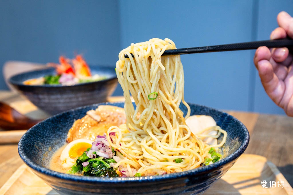 拉麵夫人中路店｜桃園拉麵推薦，湯頭濃郁不油膩，溫潤順口 @愛伯特