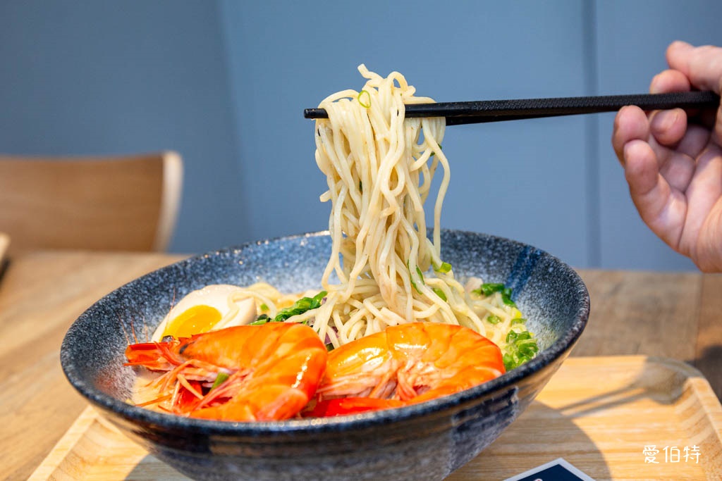 拉麵夫人中路店｜桃園拉麵推薦，湯頭濃郁不油膩，溫潤順口 @愛伯特