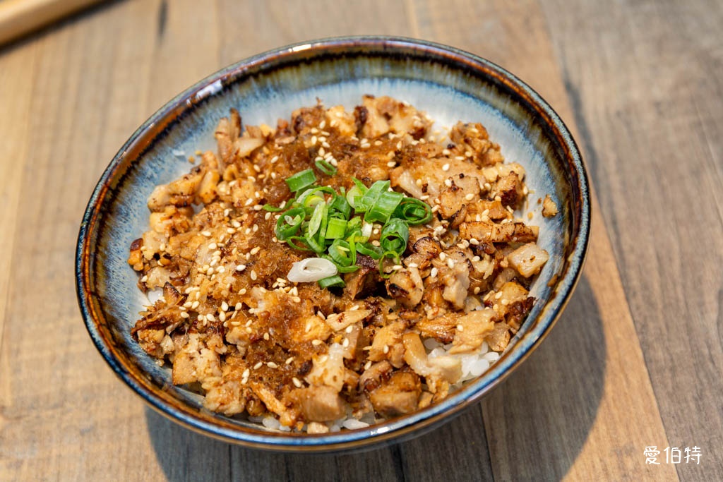 拉麵夫人中路店｜桃園拉麵推薦，湯頭濃郁不油膩，溫潤順口 @愛伯特