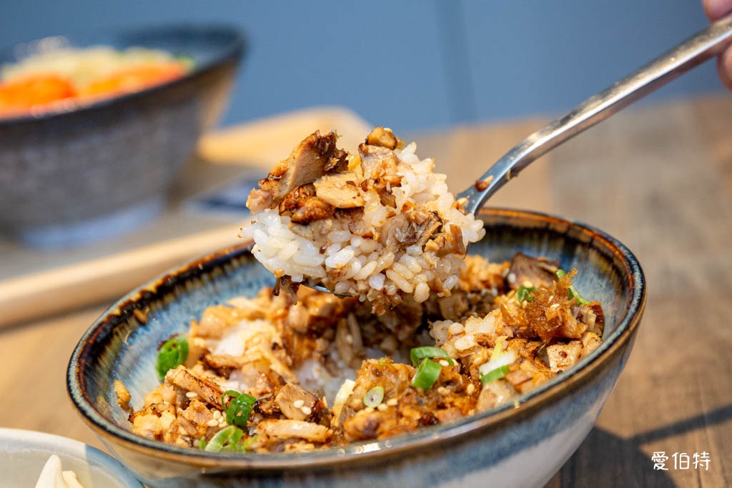 拉麵夫人中路店｜桃園拉麵推薦，湯頭濃郁不油膩，溫潤順口 @愛伯特