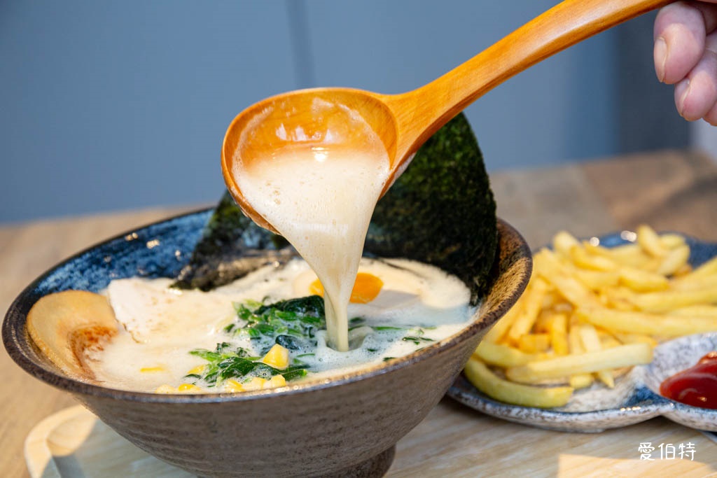 拉麵夫人中路店｜桃園拉麵推薦，湯頭濃郁不油膩，溫潤順口 @愛伯特