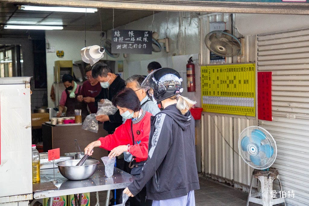 逸園水煎包｜桃園龍潭早餐推薦，麵皮微酥高麗菜跟韭菜口味都不錯