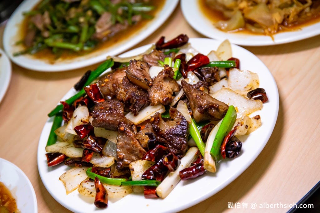 桃園後站正港現宰羊肉爐｜藥膳湯頭，腱子羊肉軟嫩好入口！