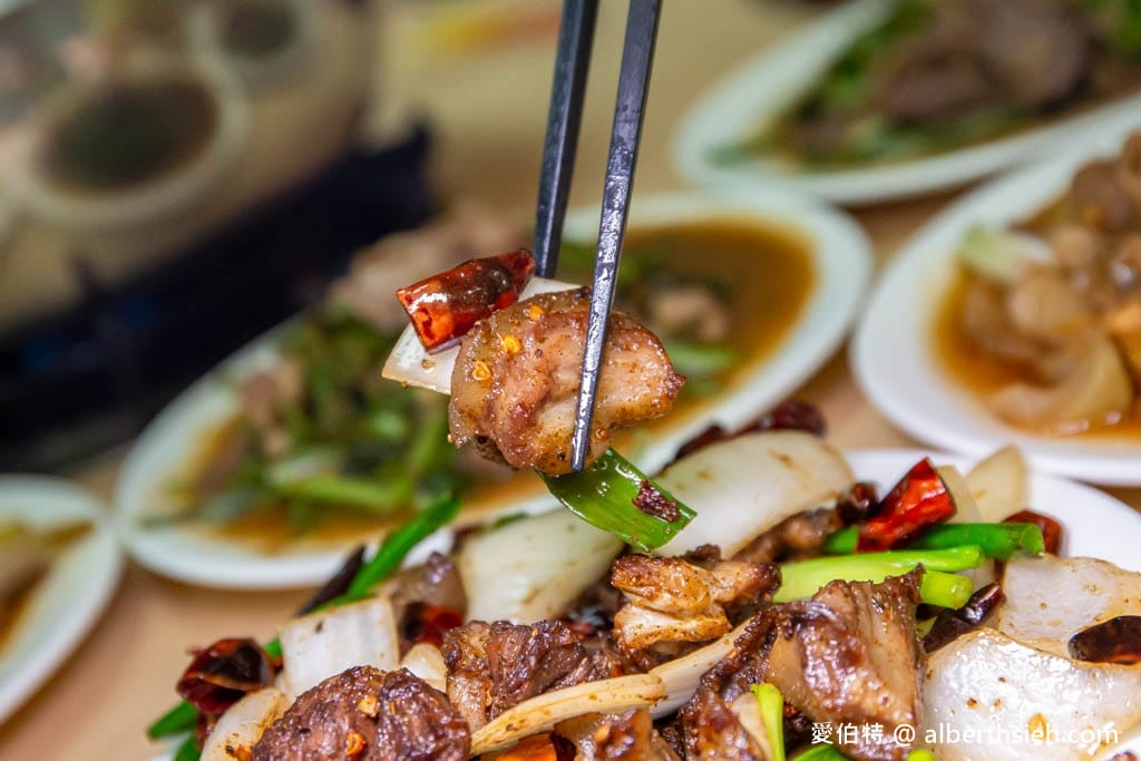 桃園後站正港現宰羊肉爐｜藥膳湯頭，腱子羊肉軟嫩好入口！