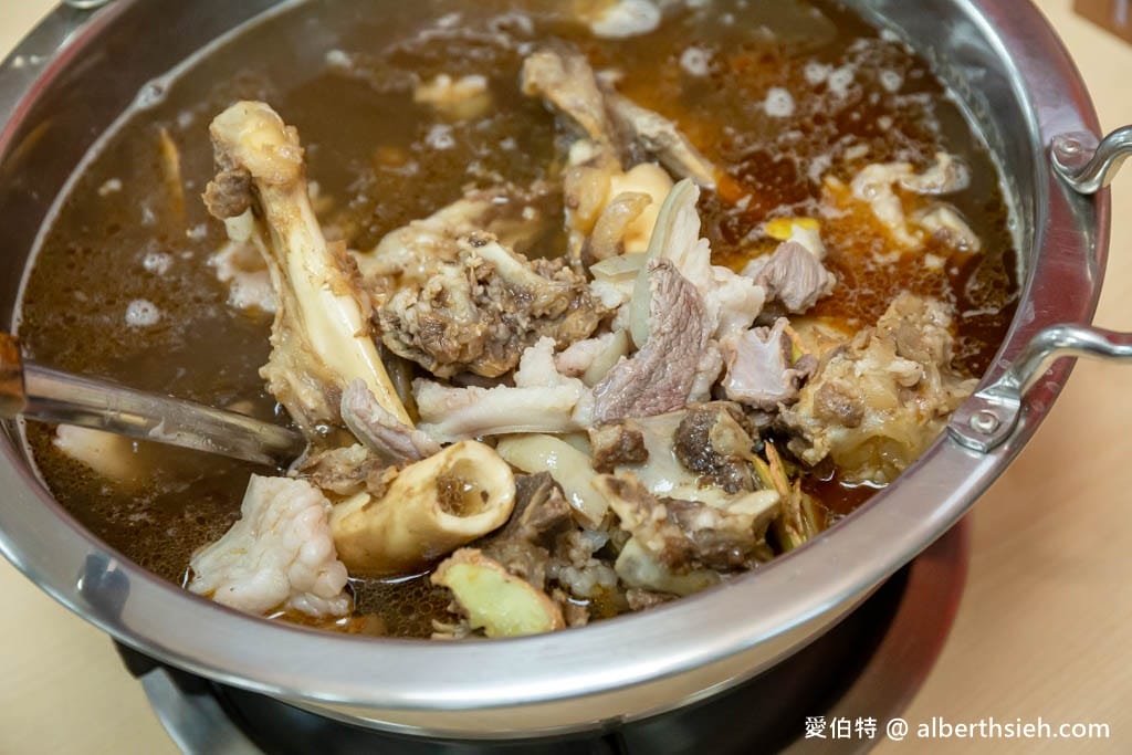 桃園後站正港現宰羊肉爐｜藥膳湯頭，腱子羊肉軟嫩好入口！