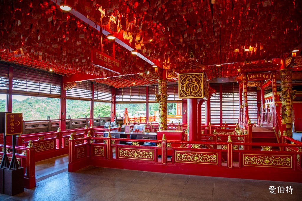 烘爐地南山福德宮求財攻略｜拜拜流程、換錢母、交通停車與夜景 @愛伯特