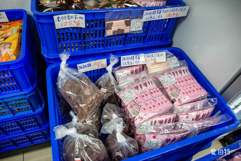 宏亞食品工廠｜NG品職工福利社，77乳加巧克力新貴派大格酥