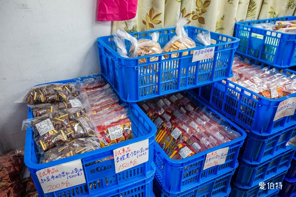宏亞食品工廠｜NG品職工福利社，77乳加巧克力新貴派大格酥