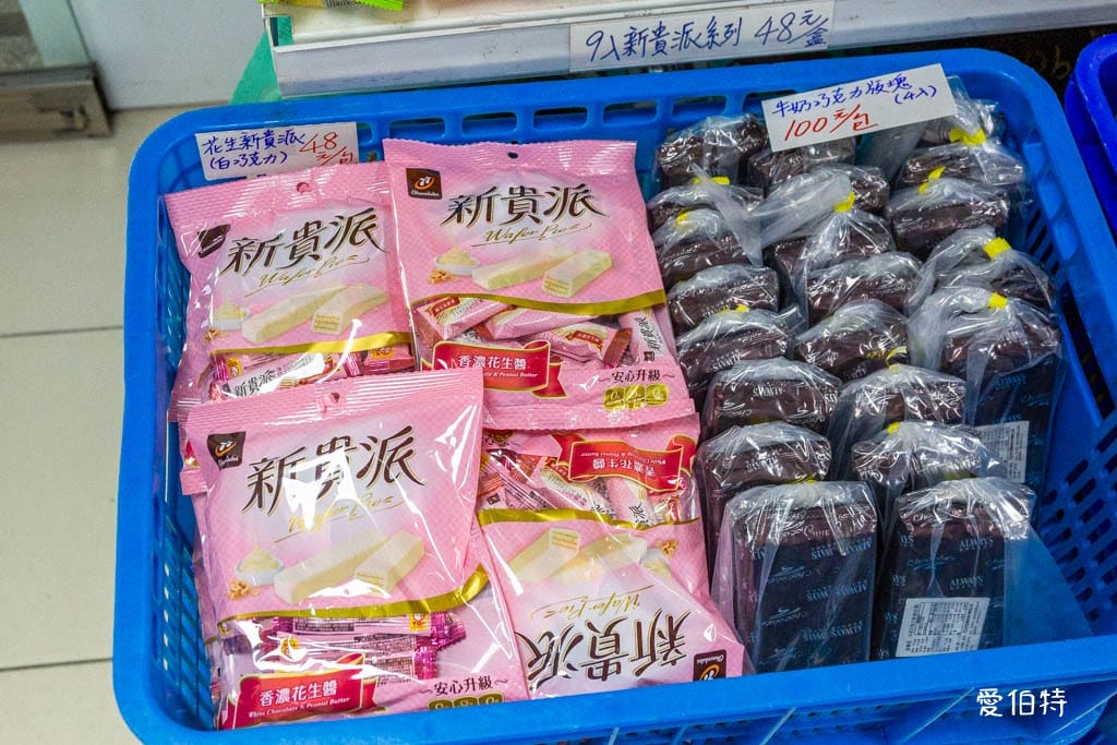 宏亞食品工廠｜NG品職工福利社，77乳加巧克力新貴派大格酥