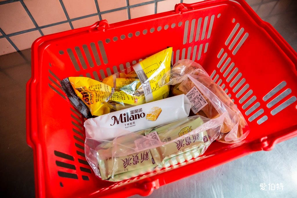 宏亞食品工廠｜NG品職工福利社，77乳加巧克力新貴派大格酥
