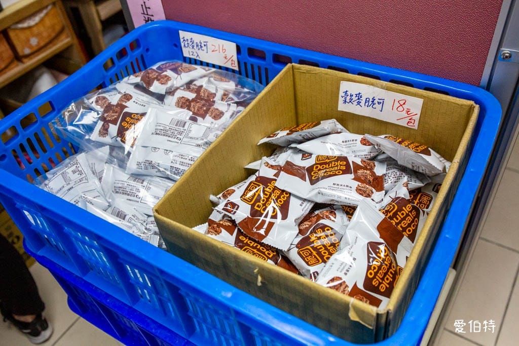 宏亞食品工廠｜NG品職工福利社，77乳加巧克力新貴派大格酥